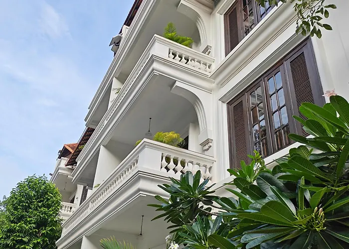 Chateau D'angkor La Hotel